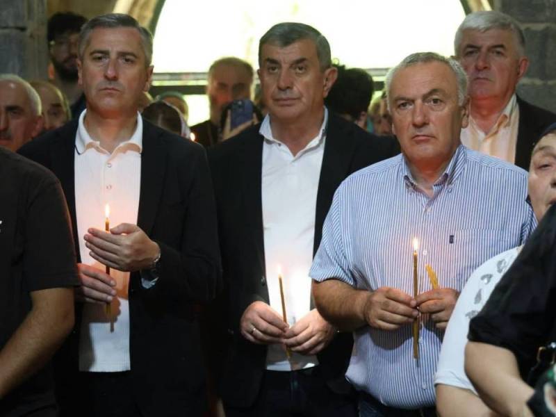 ცაგერის მუნიციპალიტეტის მერი ჭაბუკი ჭაბუკიანი, რაჭა-ლეჩხუმ ქვემო სვანეთის სახელმწიფო რწმუნებულ პაპუნა მარგველიძესთან ერთად, ქალაქ ცაგერში ‘’მაქსიმობის’’ სადღესასწაულო წირვას დაესწრო